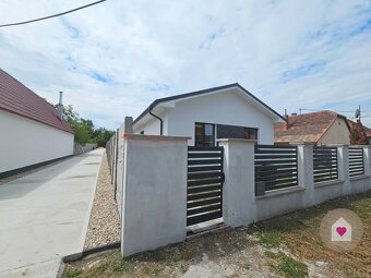 BUNGALOV S 2GARÁŽOU, KRYTOU TERASOU A LETNOU KUCHYŇOU 171m2, - 4
