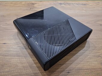 Samostatná herná konzola Xbox 360E 4GB - 4