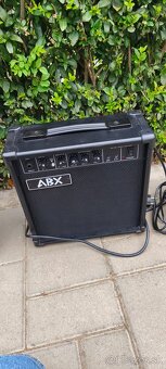 Predám set elektrickej gitary Stratocaster ST-230 + kombo - 4