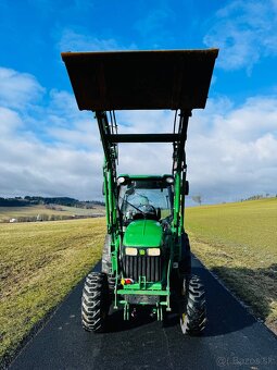 Komunální traktor JOHN DEERE 4720. - 4