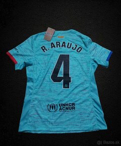 FC BARCELONA, R. ARAUJO - 4