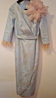 Svetlomodré šaty s ružovými doplnkami Matilde Cano - 4