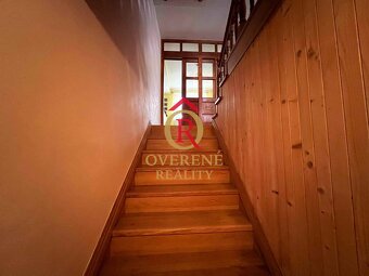 Exkluzívne na predaj priestranný rodinný dom so slnečnou záh - 4