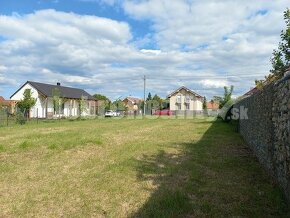 PREDAJ: Slnečný pozemok na tichej ulici v Kvetoslavove - 4