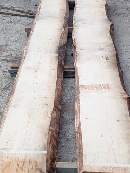 Predám suché smrekové fošne dĺžka 4m šírka 50-60 cm . fošne - 4