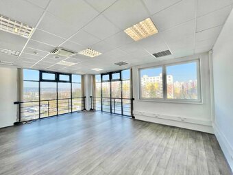 Na prenájom kancelárske priestory 1603 m2 v Living centre v - 4