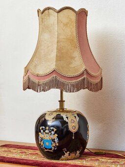 Starožitná stolní lampa s erbem a putti - 4