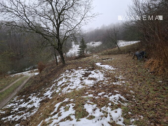Pozemok na stavbu chatky obklopený horami nad obcou Haluzice - 4