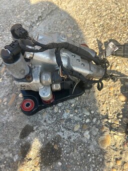 Rozdeľovač aktívneho stabilizátora a riadenia BMW f10 - 4