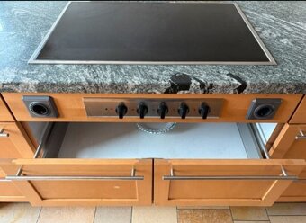 Kuchyně s ostrůvkem, kamennou deskou a spotřebiči,5708 - 4