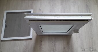 Predám sklopné plastové okno-rozmer rámu 540mmx570mm - 4