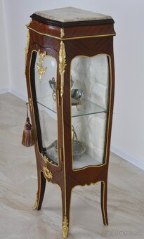 Zámecká vitrína zdobená bronzem - 4