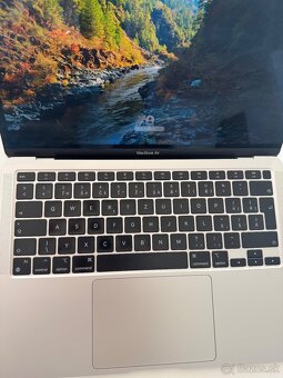MacBook Air 13´ (M1, 8GB/256GB, Space gray) top stav - 4