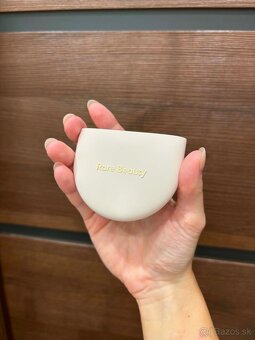 Rare Beauty puder Uplne novy - 4