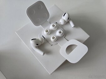 Predám Apple AirPods Pro with Wireless Charging Case - 4
