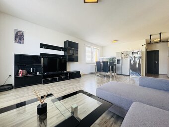 Na predaj: priestranný 3-izbový byt s terasou v obľúbene - 4