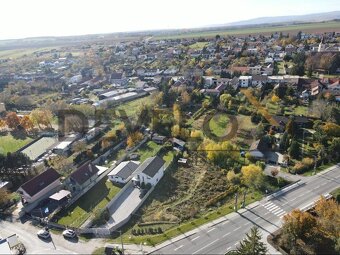 Priestranný stavebný pozemok v pokojnej obci Budmerice - 4