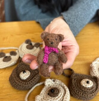 Háčkovaný medvedík (handmade) uložený v malej taštičke - 4
