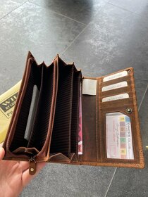 Dámska kožená peňaženka Wild so vzorom tmavo hnedá. - 4