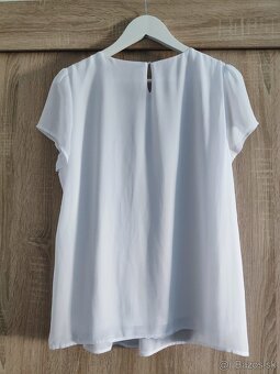 čierna sukňa veľkosť 44, biela blúzka, biele čipkové tričko - 4