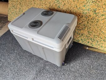 Predám chladničku 48l - 4