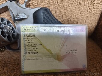 revolver TAURUS Tracker 357 Magnum - 4