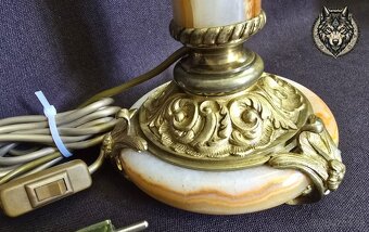Luxusná stolná lampa s onyxovým stĺpom a bronzovým dekórom – - 4