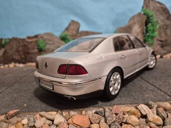 Prodám model 1:18 Volkswagen phaeton 2002 - 4