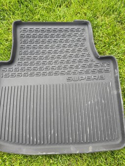 Predam ORIGINAL gumove rohoze na Skoda Superb |||. - 4