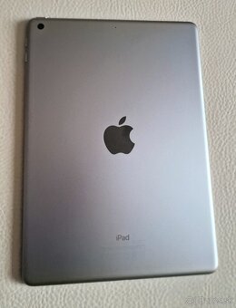 iPad 5.generacie, model  A1822 - 4