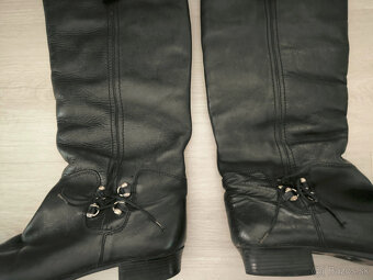 Vysoké kožené čierne čižmy Baťa veľkosť 39 vo vnútri kožušin - 4