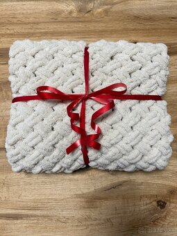 Háčkovaná svetlohnedá (kapučínová) deka z jemnej eco vlny - 4