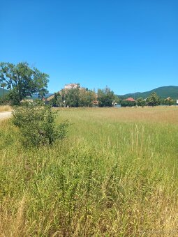 Slnečné pozemky s výhľadom na hrad - 4