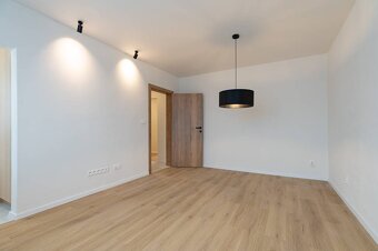 NA PREDAJ,3- IZB.BYT,KOMPLETNÁ REKONŠTRUKCIA,UL. SOKOLOVSKÁ, - 4