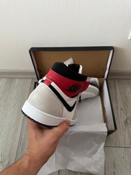 Air Jordan 1 Retro High OG "Light Smoke Grey" - 4