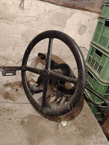 Predám starý kováčsky zverák a vŕtačku - 4