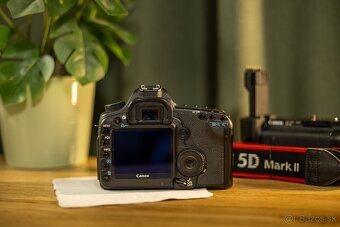 Canon 5D Mark II + grip + 2x batéria (super stav) - 4
