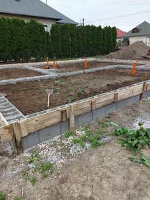 Pozemok s projektom a betonovými základmi na stavbu domu. - 4