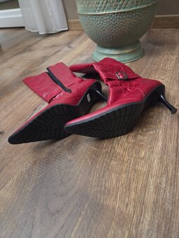 Červené dámske zimné čižmy na podpätku č. 39 - 4