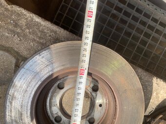 Predám predné brzdové kotúče s platničkami - 4