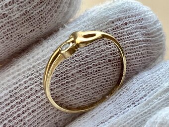 zlatý prsteň s kamienkom - 4