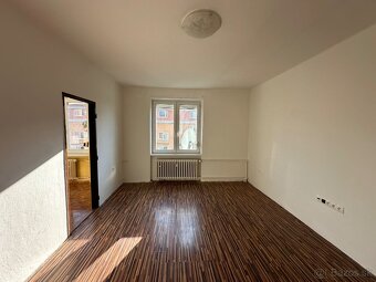 Ponúkam na predaj 2 izbový byt v centre mesta na 3.poschodí - 4