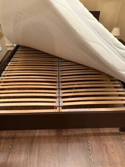 Postel a nocny stolik - 4