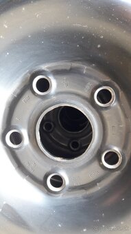 Predám plechové disky a puklice na VW Golf 6 - 4