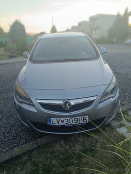 Predám Opel Astra J 1,4T Edícia šport - 4