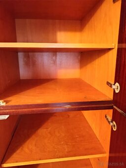Kvalitna stabilná skriňa s nadstavcom policova - 4