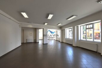 Atraktívny obchodný priestor na prenajám na rušnej ulici v G - 4