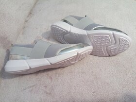 Nove damske sedo-strieborne slip-on tenisky - 4