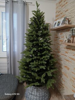 Vianočný stromček 3D. 220cm - 4