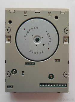 Diskety spolu s 3.5" mechanikami. - 4